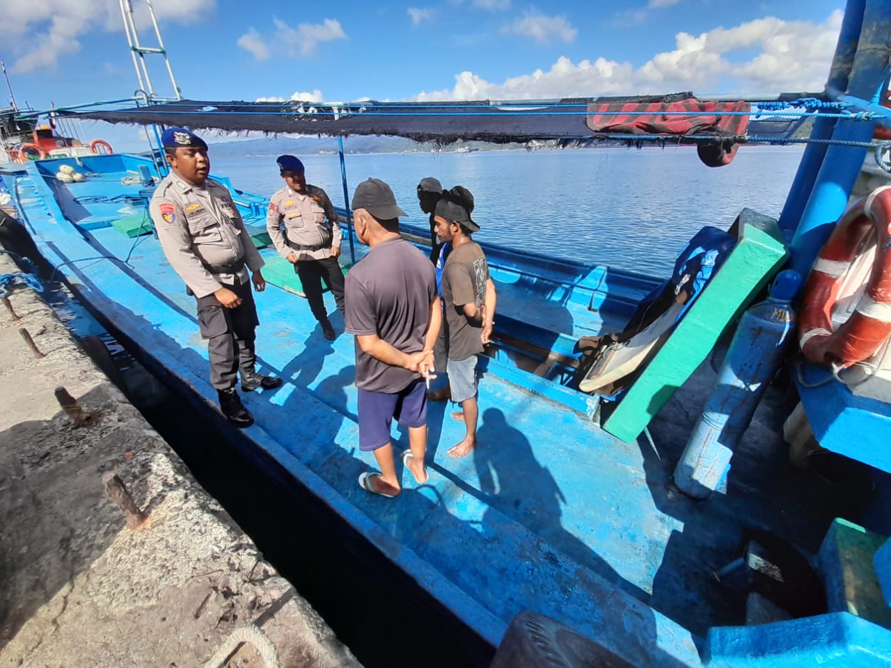 Personel Polair Ajak Warga di Pesisir Teluk Ambon Jaga Kamtibmas