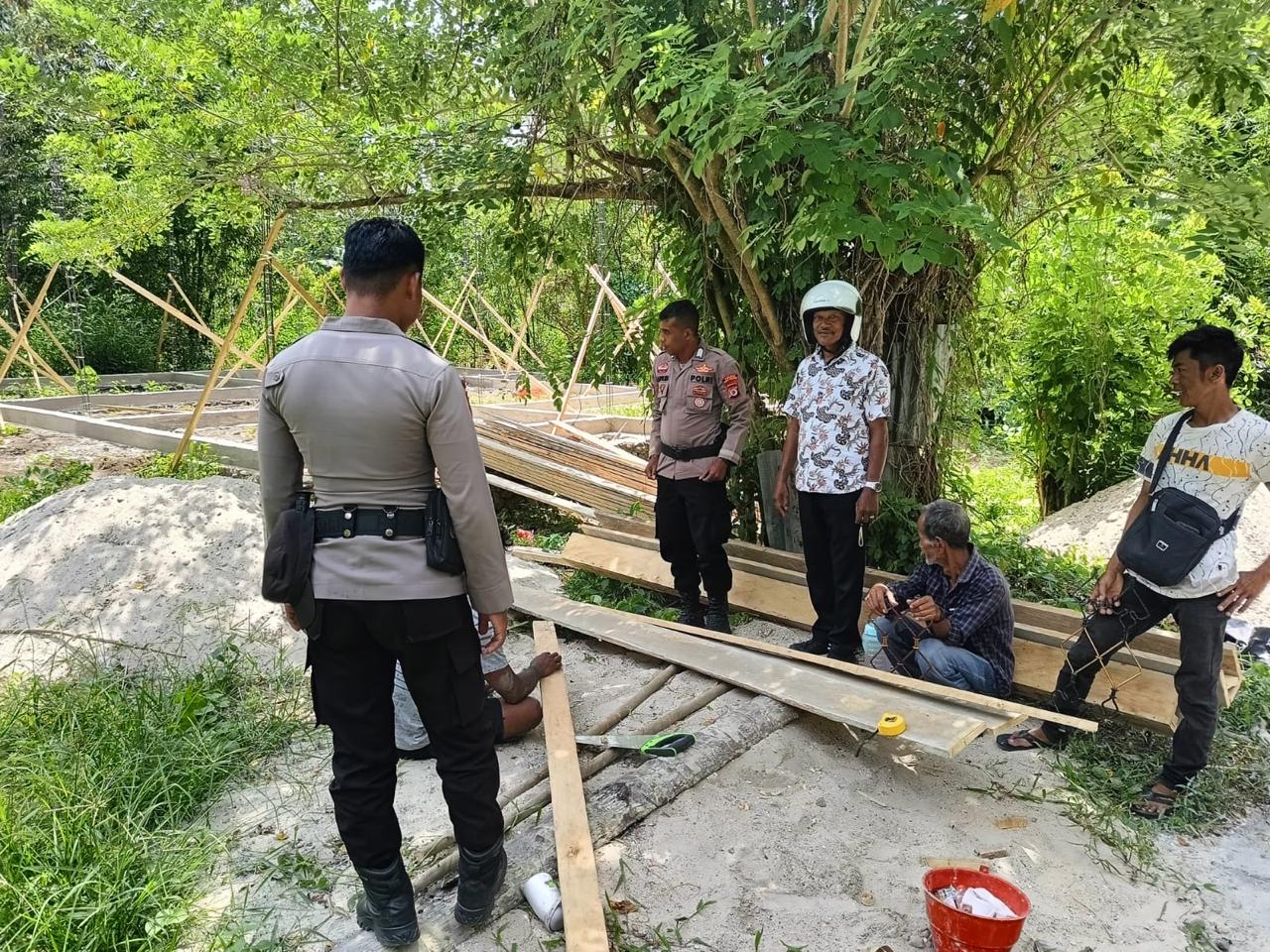 Satgas Binmas OMP Polres Buru Selatan Gelar Patroli Cooling System Sambangi Warga