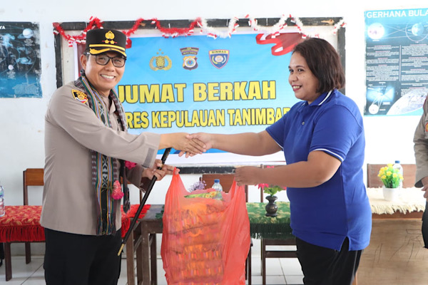 Gelar Jumat Berkah, Kapolres Kepulauan Tanimbar bagikan Makanan Bergizi