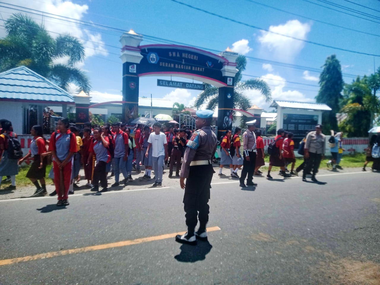 Polsek Kairatu Gatur Lalin dan Pengamanan di Depan SMA N 1 Kairatu