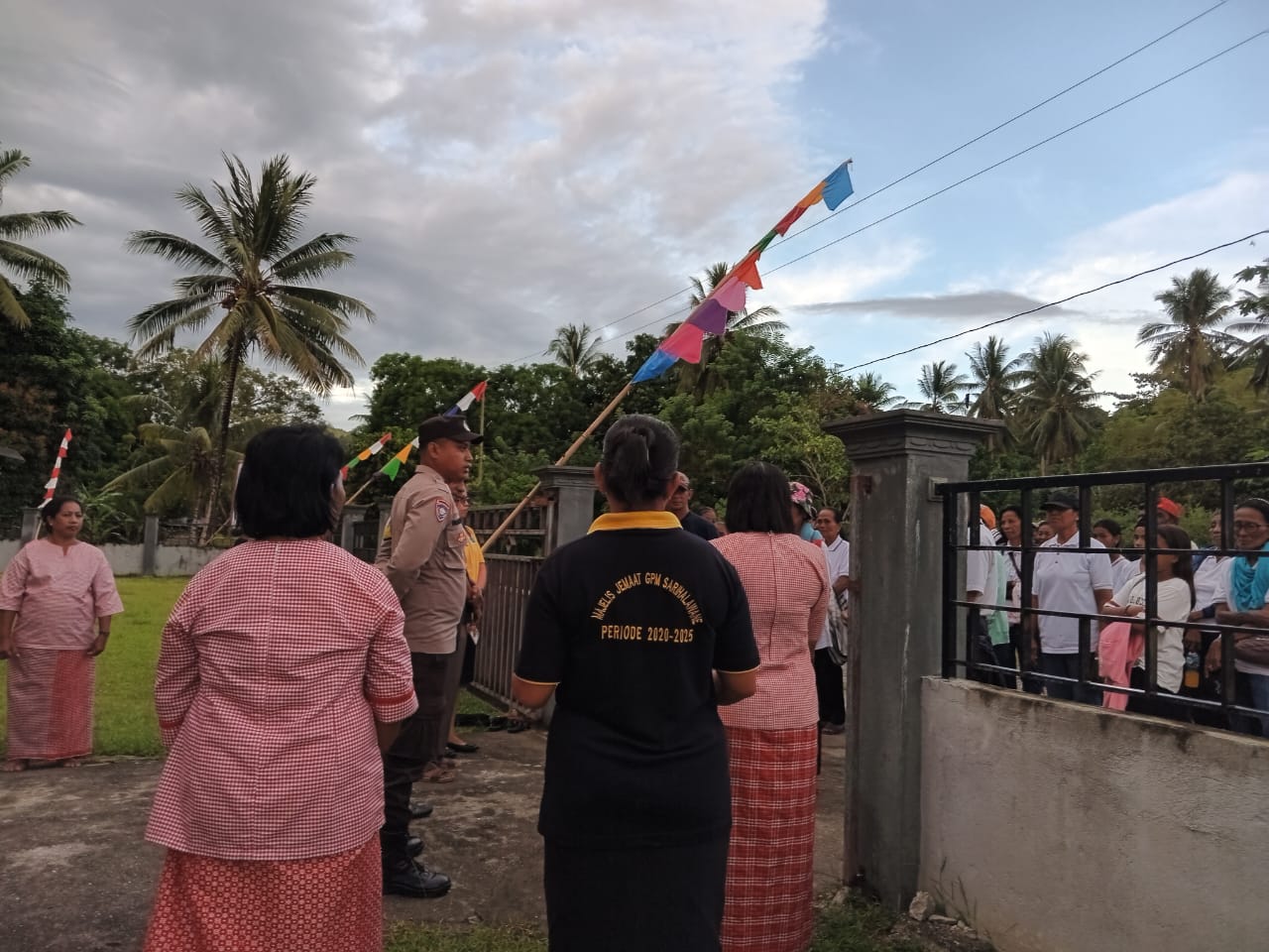 Bhabinkamtibmas Lakukan Pengamanan Penjemputan Rombongan Koinonia Jemaat GPM Nalahia di Desa Waisarisa