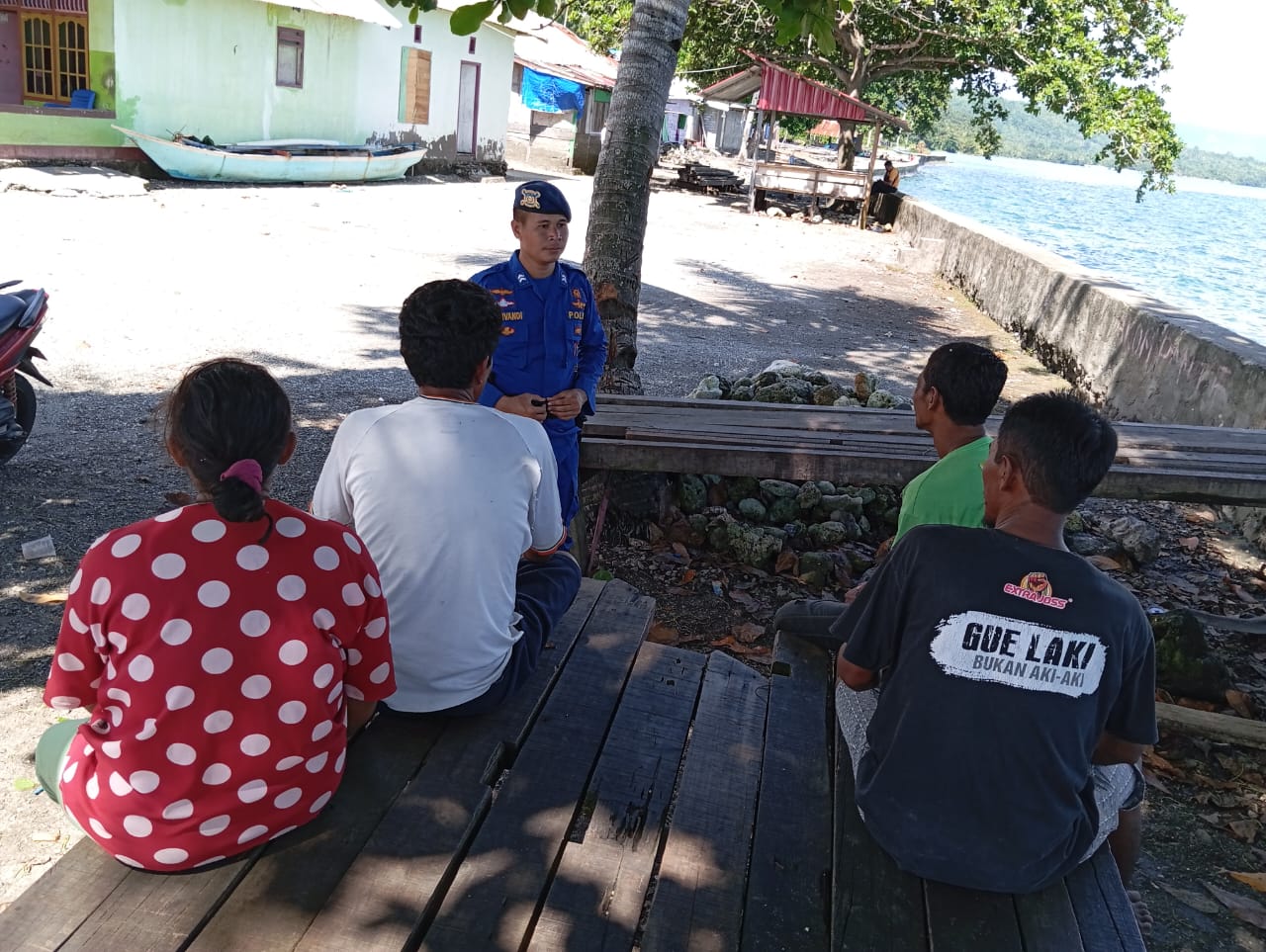 Personel Sat Polairud Polres SBB Sambang Warga Pesisir Pantai.