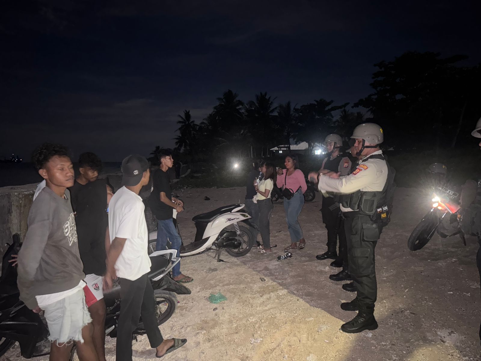 Patroli Malam Sat Samapta Polres Kepulauan Aru  Bubarkan Remaja yang Sedang Asik Nongkrong Hingga Larut Malam.