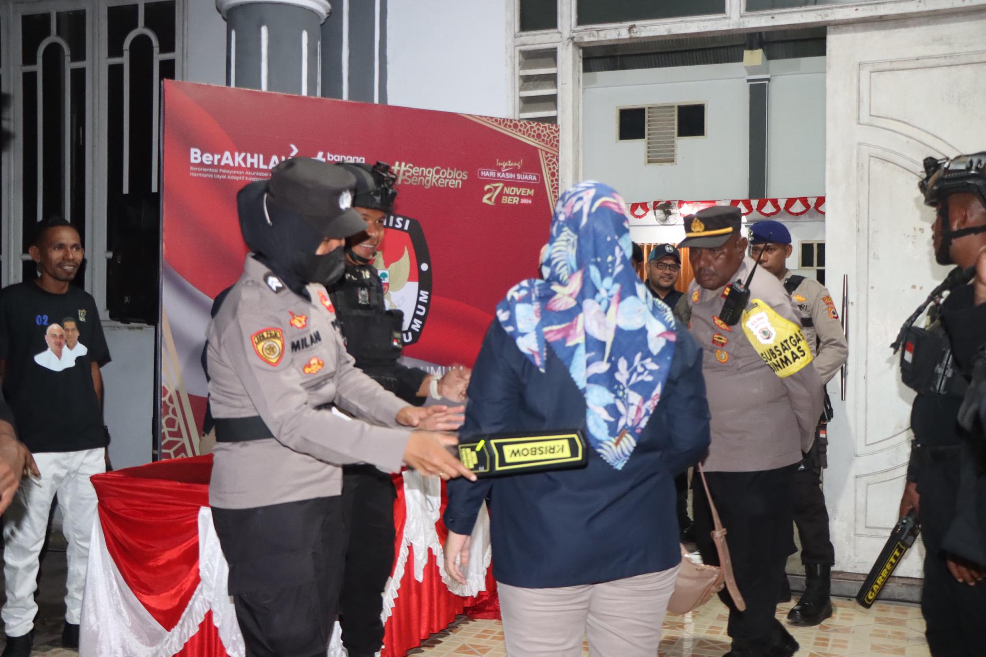 Personel Polres Kepulauan Aru Laksanakan Pengamanan Debat Calon Bupati Dan Wakil Bupati Kabupaten Kepulauan Aru.