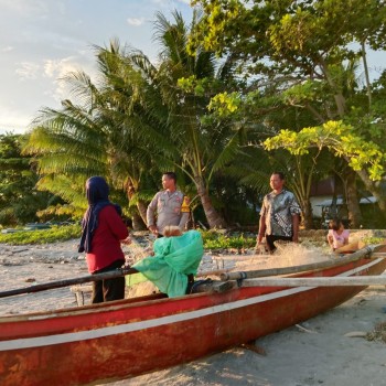 Bhabinkamtibmas Negeri Tial Sambangi Warga Nelayan di Dusun Hanie