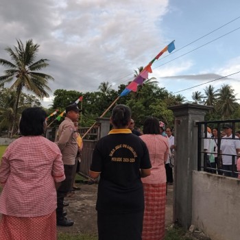 Bhabinkamtibmas Lakukan Pengamanan Penjemputan Rombongan Koinonia Jemaat GPM Nalahia di Desa Waisarisa