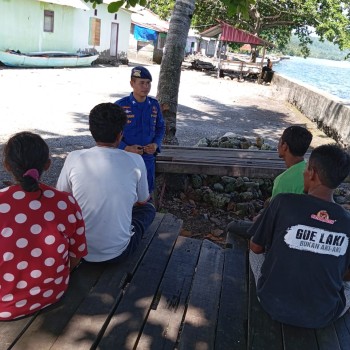 Personel Sat Polairud Polres SBB Sambang Warga Pesisir Pantai.