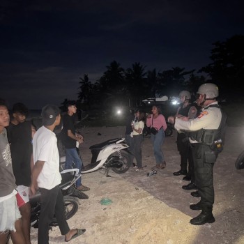 Patroli Malam Sat Samapta Polres Kepulauan Aru  Bubarkan Remaja yang Sedang Asik Nongkrong Hingga Larut Malam.