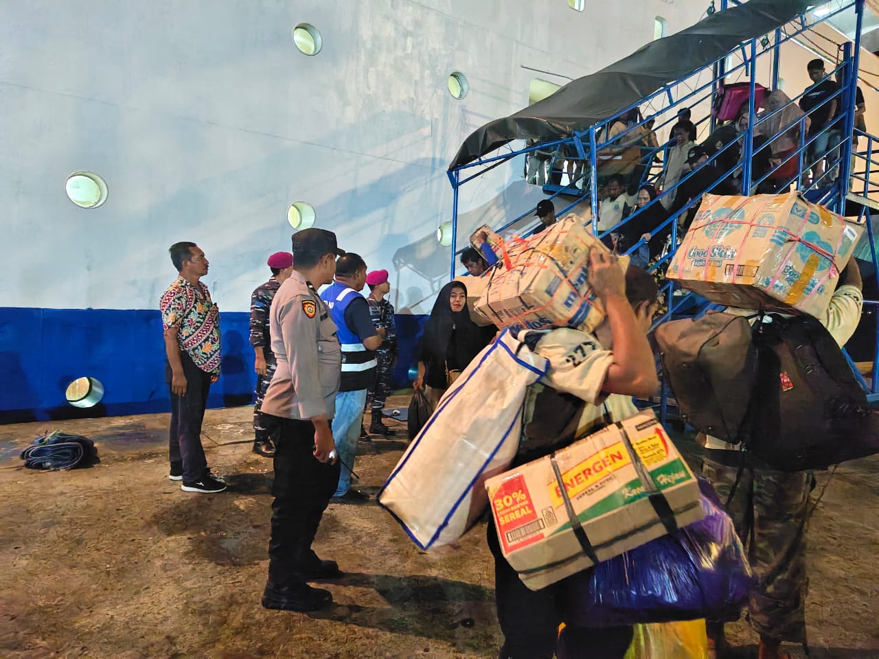 Pengamanan Kapal oleh Personil Polsek KPYS Ambon dan Himbauan Kamtibmas untuk Masyarakat