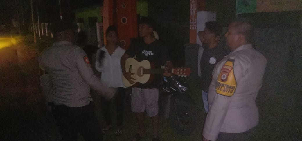 Polsek Leihitu Gelar Patroli Malam dan Sampaikan Himbauan Kamtibmas