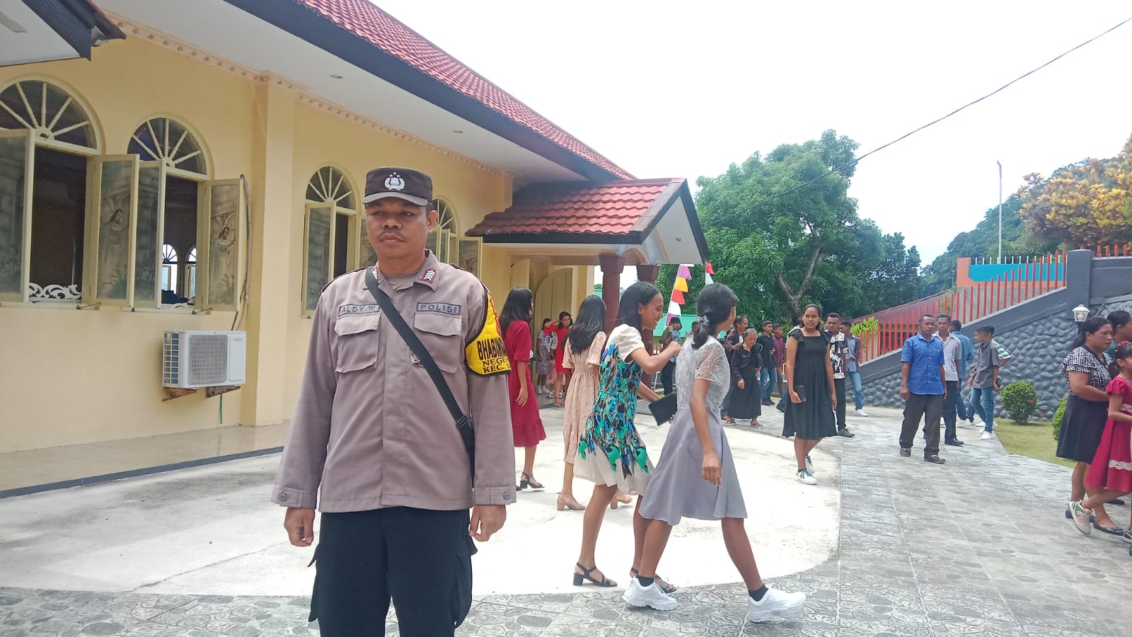 Bhabinkamtibmas Negeri Booi Lakukan Pengamanan Ibadah Minggu di Gereja Bethel