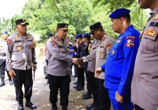 Kapolri Tinjau Posko Pengungsi Erupsi Gunung Lewotobi di NTT