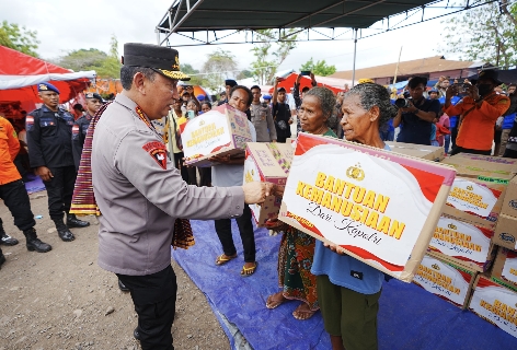 Tinjau Posko Pengungsian Erupsi Lewotobi, Kapolri Pastikan Pelayanan dan Kebutuhan Warga