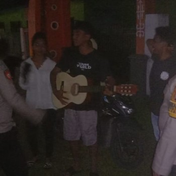 Polsek Leihitu Gelar Patroli Malam dan Sampaikan Himbauan Kamtibmas