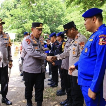 Kapolri Tinjau Posko Pengungsi Erupsi Gunung Lewotobi di NTT