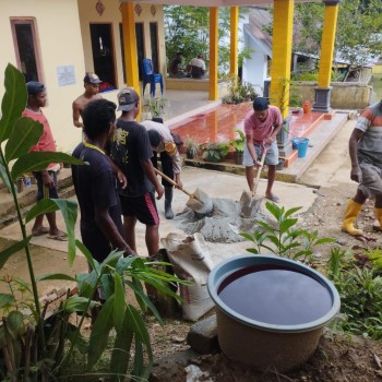 Bhabinkamtibmas Polsek Kairatu Bersama Warga Kerja Bakti Pengerjaan Gedung Gereja