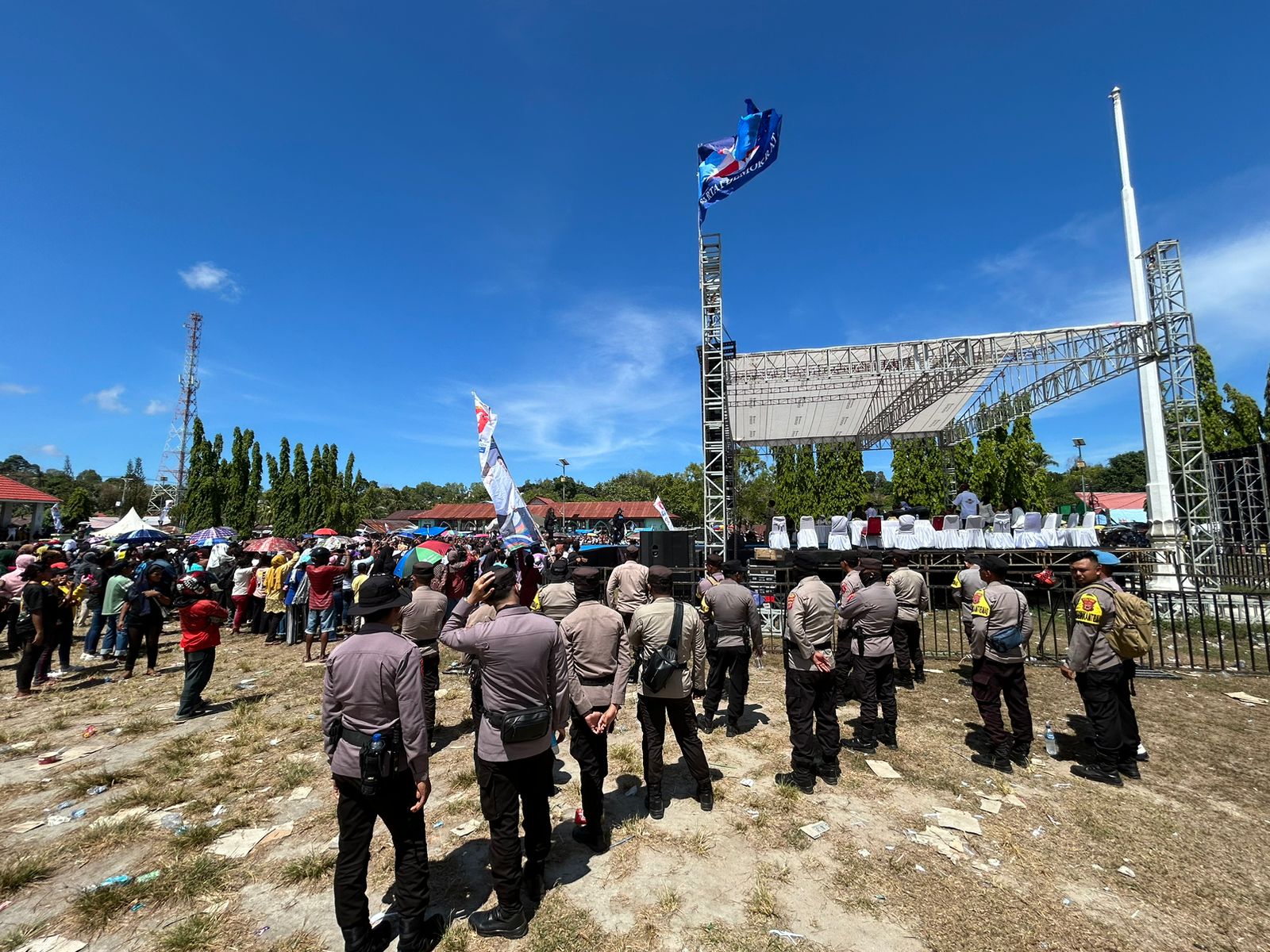 Ratusan Personel Polres Buru Amankan Kampanye Terbuka Di Lapangan Pattimura Kota Namlea Kab. Buru