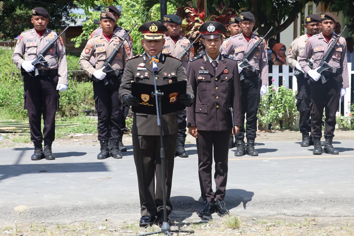 Kapolres Pimpin Upacara Pemakaman Anggota Polres Buru Selatan Yang Meninggal Dunia