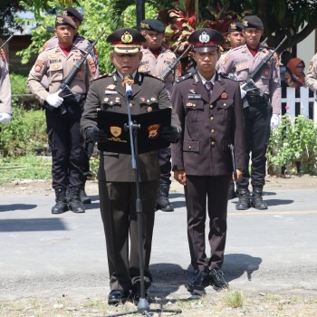 Kapolres Pimpin Upacara Pemakaman Anggota Polres Buru Selatan Yang Meninggal Dunia