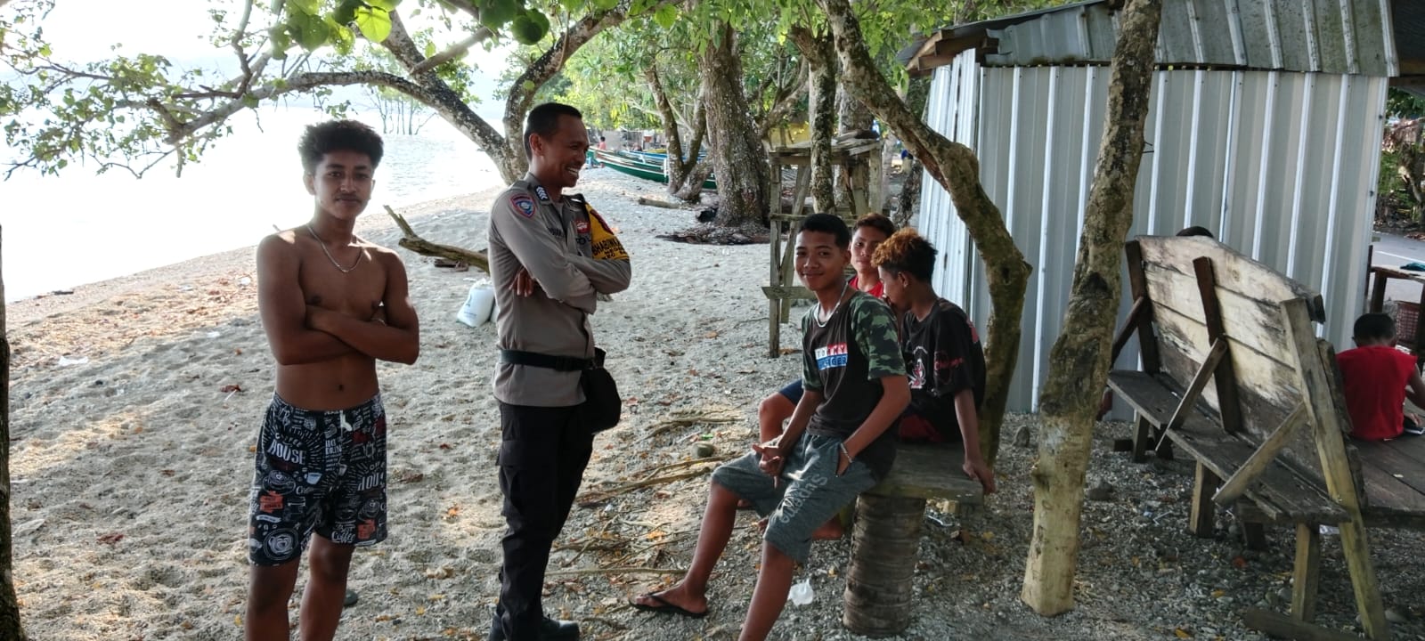 Bhabinkamtibmas Negeri Tial Sampaikan Pesan Kamtibmas kepada Remaja di Pantai Dusun Naya