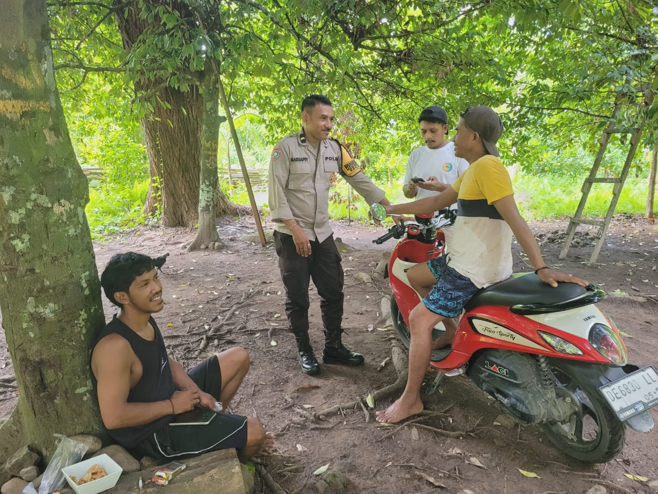 Bhabinkamtibmas Negeri Mamala Ajak Warga Jaga Keamanan dan Ketertiban