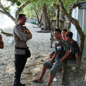 Bhabinkamtibmas Negeri Tial Sampaikan Pesan Kamtibmas kepada Remaja di Pantai Dusun Naya