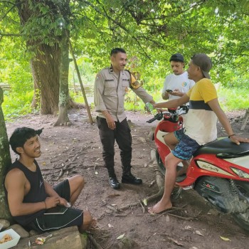 Bhabinkamtibmas Negeri Mamala Ajak Warga Jaga Keamanan dan Ketertiban