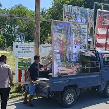 Imbau Stop Miras, Bhabinkamtibmas bersama Perangkat Desa pasang Spanduk Imbauan