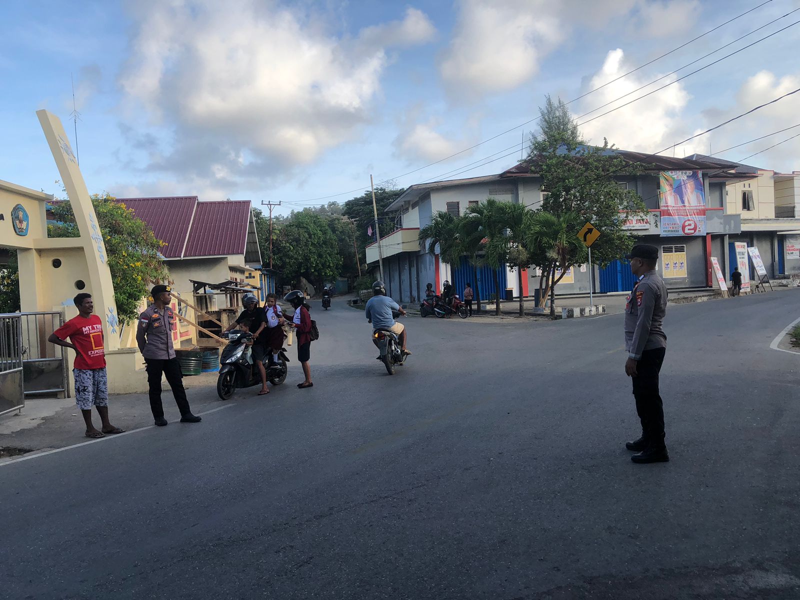 Personil Polsek Kisar Gatur Jalan Optimalkan Pelayanan Demi Keselamatan Pengguna Jalan