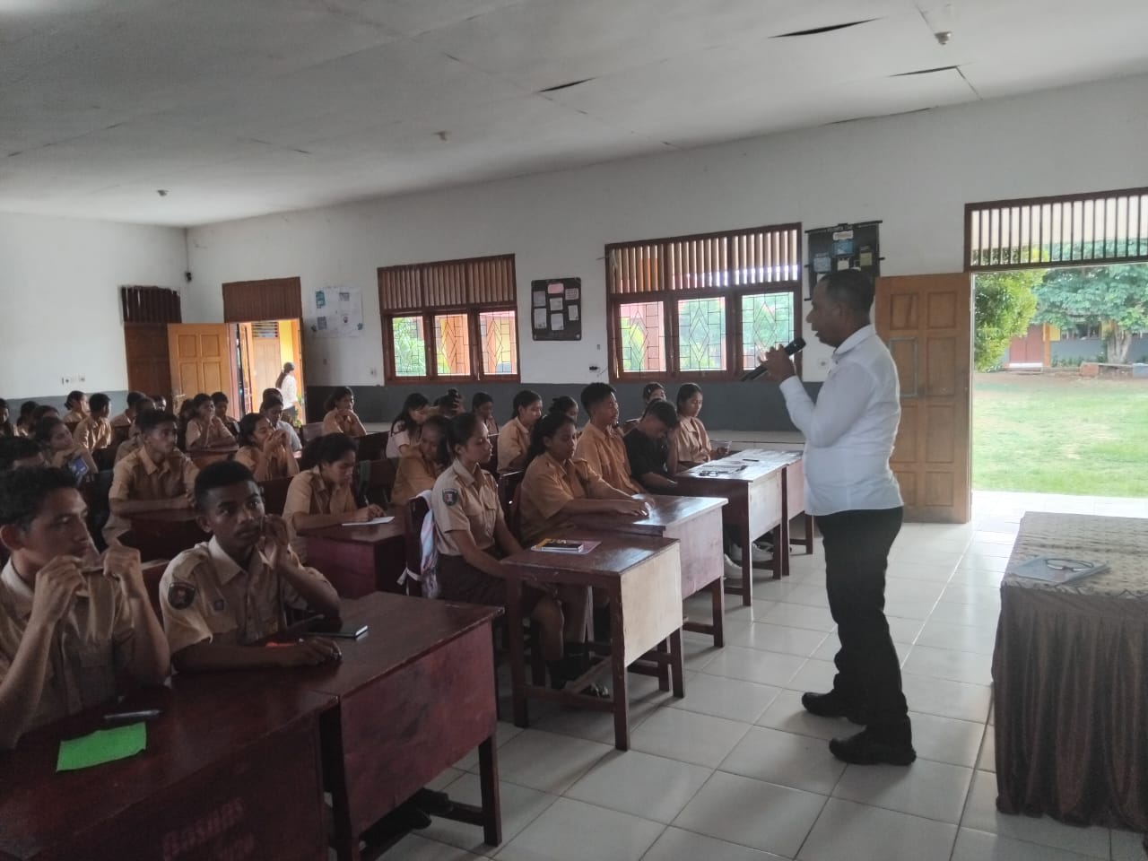 Satuan Resnarkoba Polres MBD Sosialisasi Bahaya Penyalahgunaan Narkoba di Sekolah