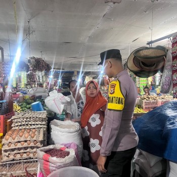 Polsek Namrole Patroli Malam Berikan Rasa Aman kepada Masyarakat Dalam Rangka Pilkada 2024 Yang Kondusif