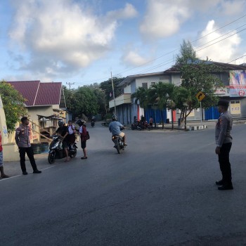 Personil Polsek Kisar Gatur Jalan Optimalkan Pelayanan Demi Keselamatan Pengguna Jalan