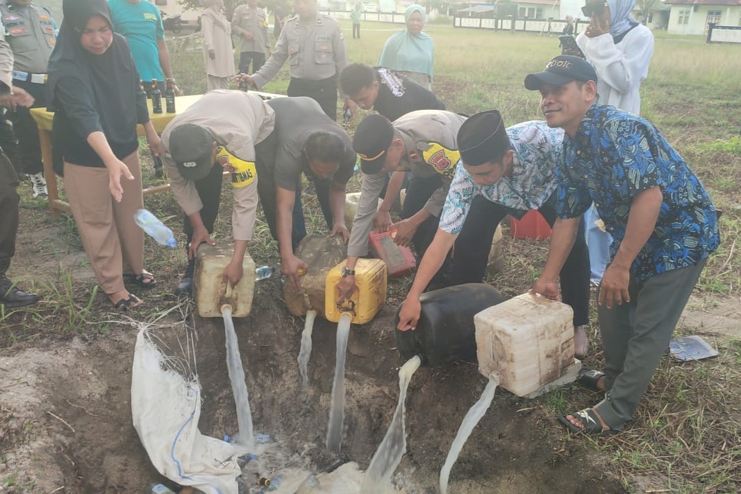 Polsek Kepala Madan Musnahkan Miras Dalam Rangka Menjaga Stabilitas Kamtibmas di Kecamatan Kepala Madan