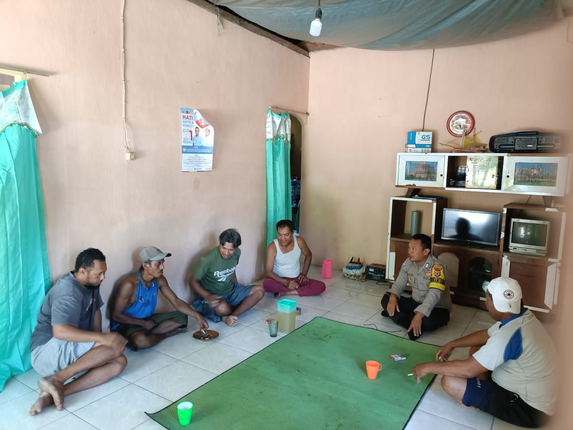 Sambang Duduk Bacarita Kamtibmas Dengan Masyarakat Desa Kamal.