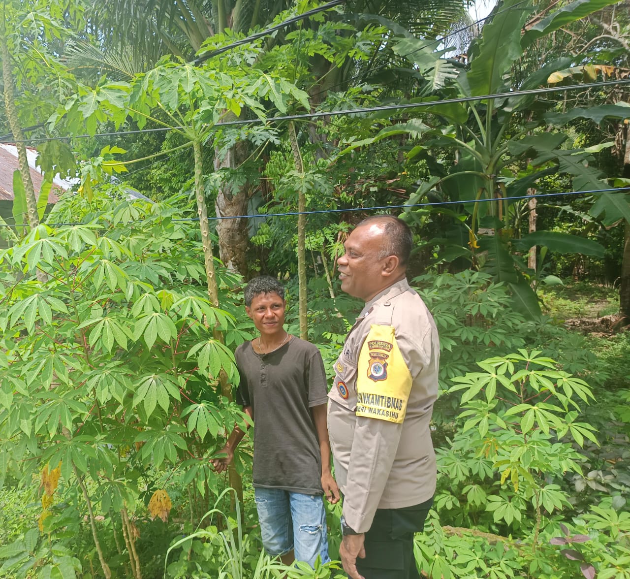 Bhabinkamtibmas Negeri Wakasihu Dorong Ketahanan Pangan di Kampung Tangguh Nusantara 