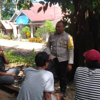 Bhabinkamtibmas Negeri Wakasihu Ajak Warga Jaga Kamtibmas Tetap Kondusif