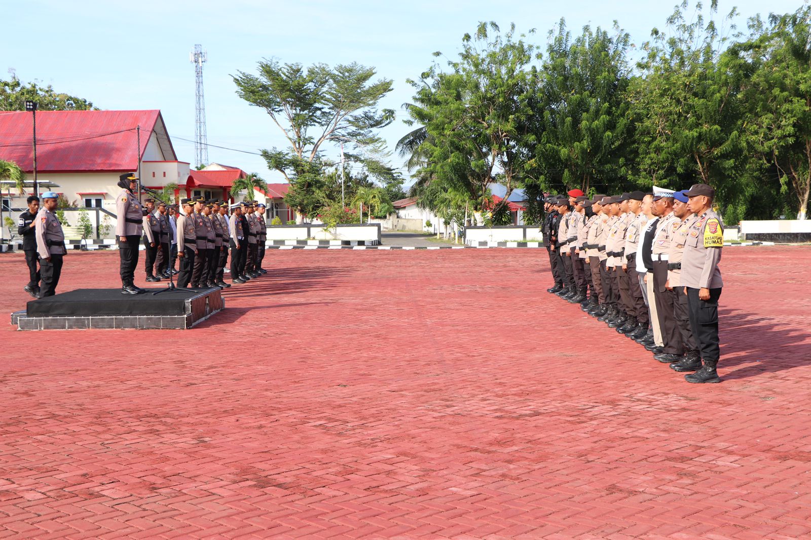 Kapolres Buru Pimpin Apel Personil yang melaksankan Pam Tps di tiga kecamatan