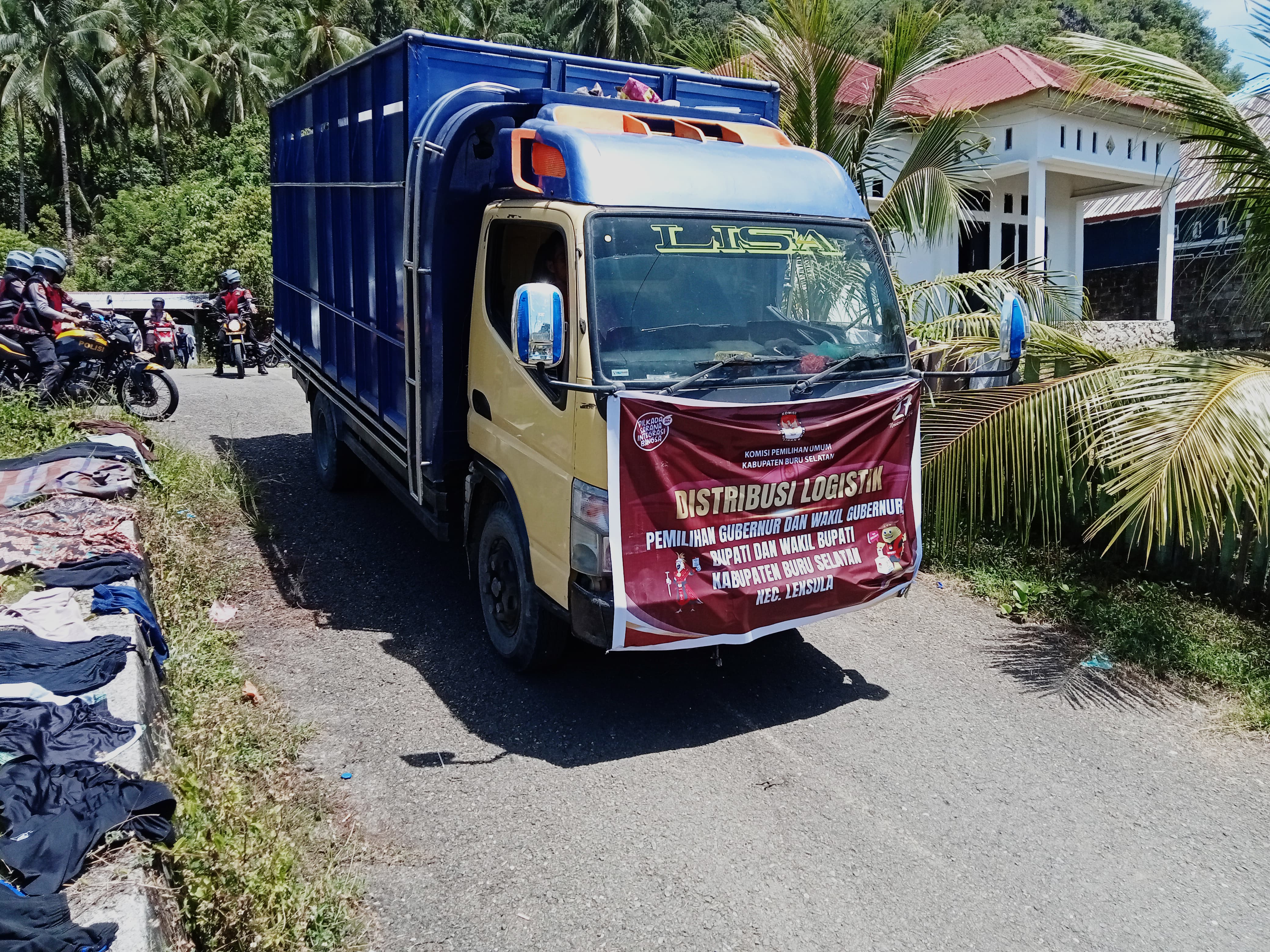 Polres Buru Selatan Kawal Distribusi Perdana Logistik Pilkada 2024