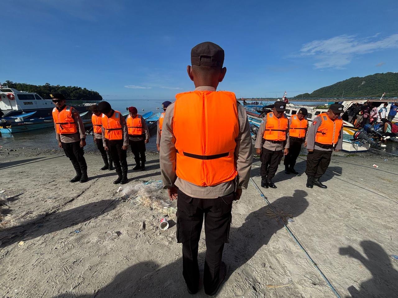 Polres Buru Selatan Kembali Kawal Pendistribusian Logistik Pilkada 2024 ke Kecamatan Ambalau dan 3 Desa Kecamatan Namrole