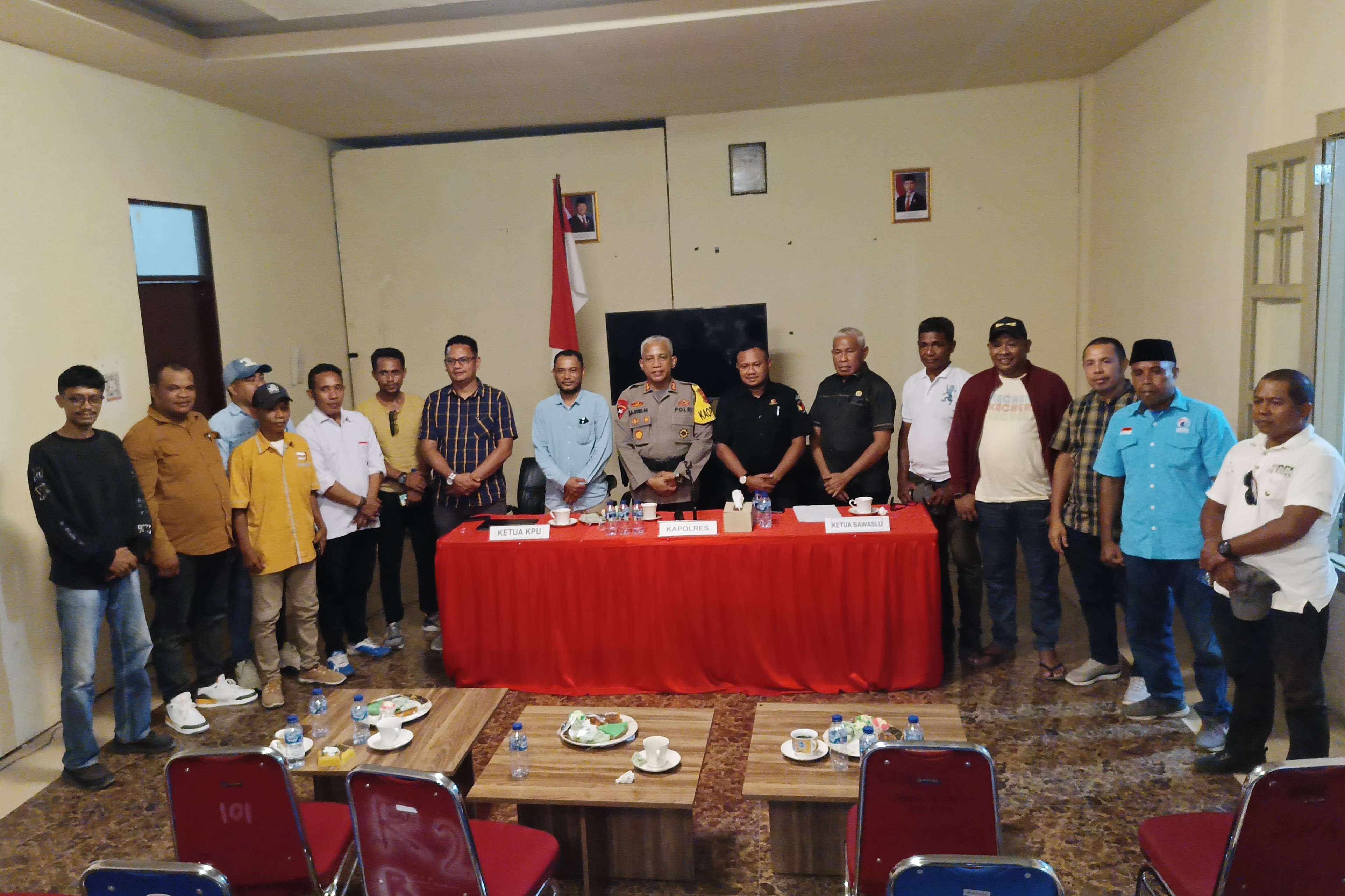 Kapolres Buru Selatan Laksanakan Rapat Koordinasi bersama Ketua KPU, Ketua Bawaslu, Pimpinan Partai serta LO masing-masing Paslon Bertekad Pilkada 2024 Aman dan Damai