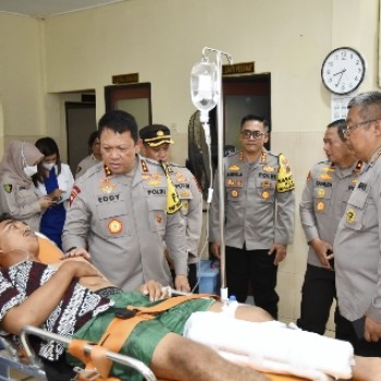 Kapolda Maluku Jenguk Personel yang Alami Kecelakaan Saat Mengawal Logistik Pemilu