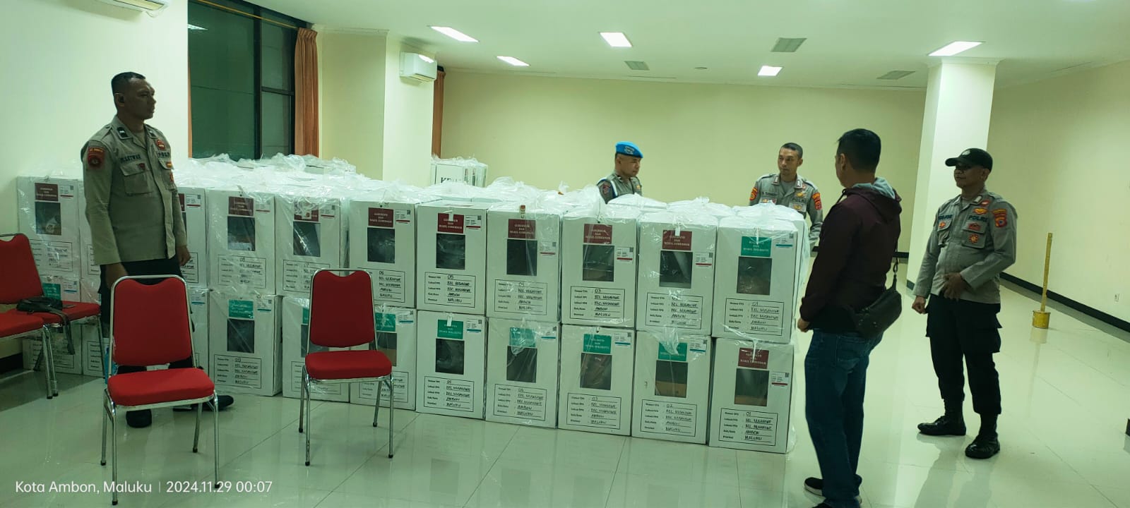 Patroli Personel Polresta Ambon Pastikan Keamanan Kotak Suara di Gedung Katolik Center
