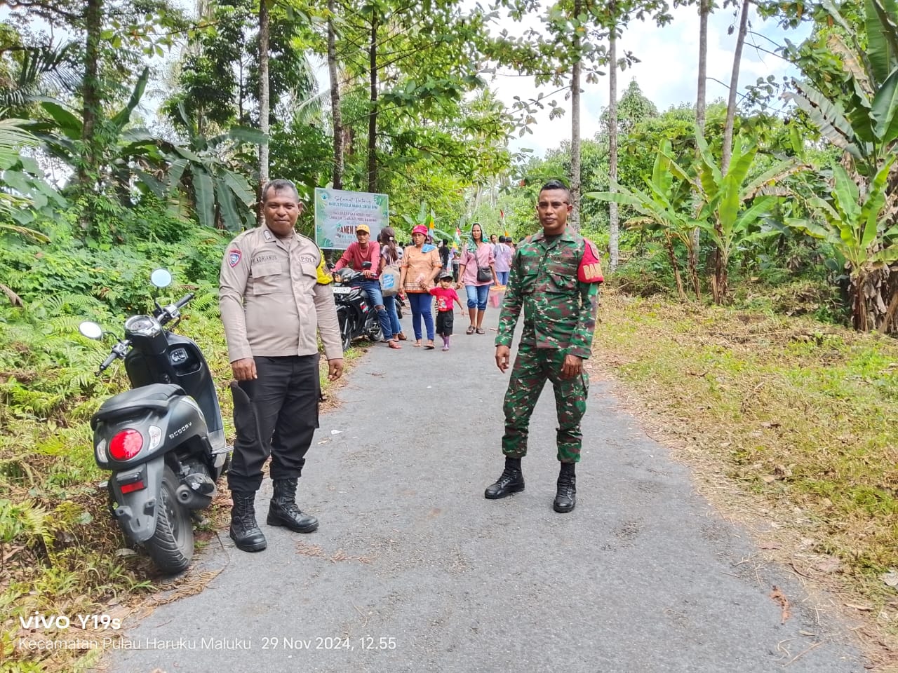 Bhabinkamtibmas Negeri Porto Monitoring kegiatan Panen Raya Keladi Jemaat GPM Porto