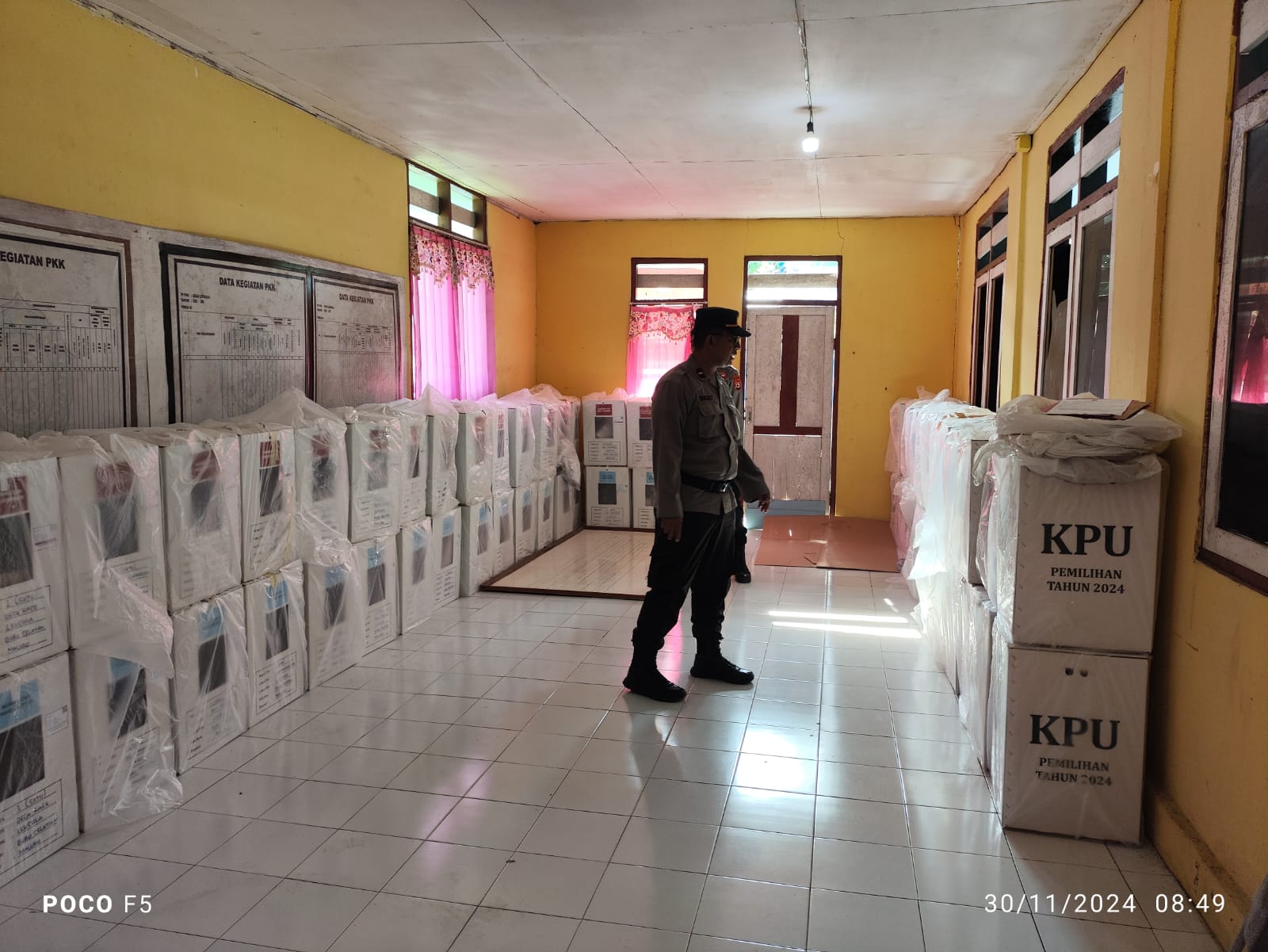 Personil Polres Buru Selatan Terus Amankan Pelaksanaan Rapat Pleno Tingkat Kecamatan