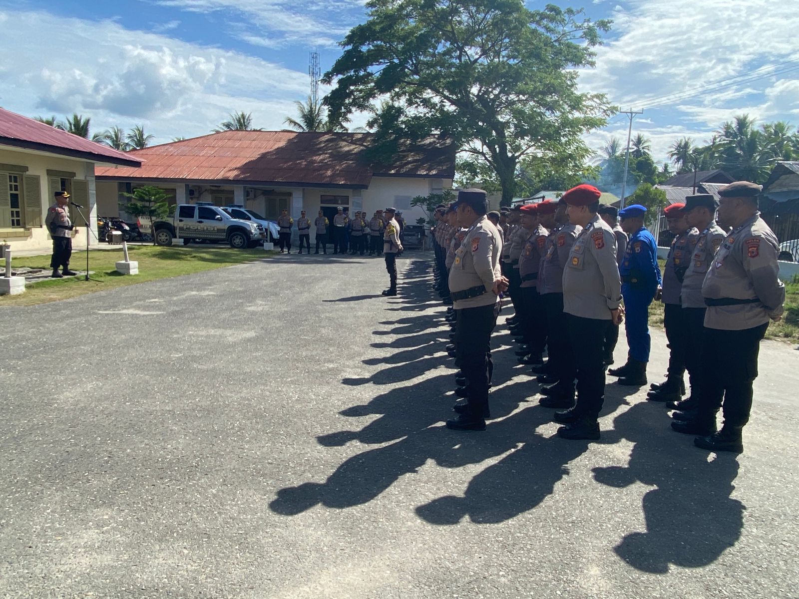 Selesai Melaksanakan Pengamanan TPS, Kapolres Buru Selatan Lepas Personel BKO Polda Maluku