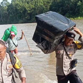 Kisah Tiga Anggota Polri di Maluku Tengah yang Jalan Kaki Tiga Hari, Naik Turun Gunung dan Menyeberang Sungai