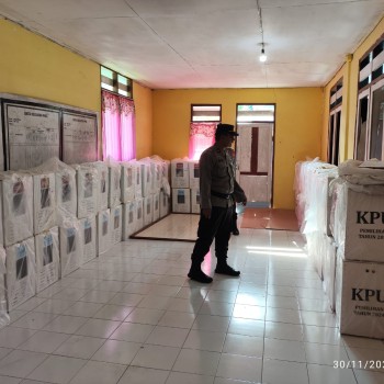 Personil Polres Buru Selatan Terus Amankan Pelaksanaan Rapat Pleno Tingkat Kecamatan