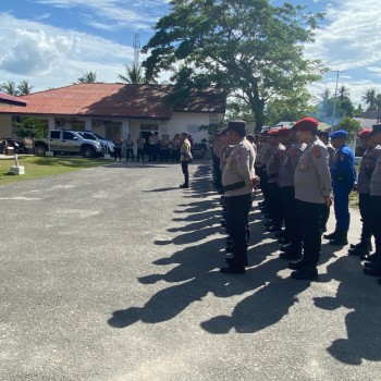 Selesai Melaksanakan Pengamanan TPS, Kapolres Buru Selatan Lepas Personel BKO Polda Maluku