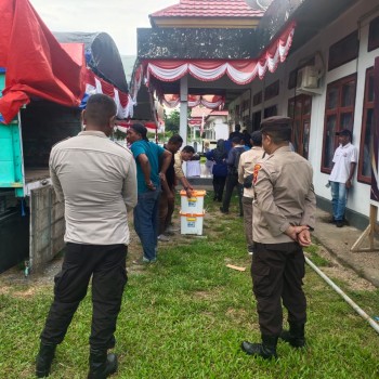 Polres Seram Bagian Barat Lakukan Pengawalan Ketat Logistik Pilkada Menuju KPU Seram Bagian Barat.