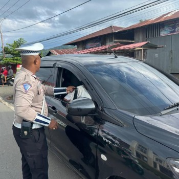 Personel Sat Lantas Beri Himbauan Keselamatan Berlalu Lintas Kepada Pengendara